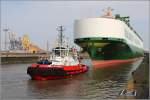 Die 1997 gebaute DON PASQUALE (IMO 9138513) verlsst am 23.08.2013 mit Untersttzung des Schleppers RT TASMAN die Nordschleuse in Bremerhaven. Dieser Autotransporter ist 199 m lang, 32 m breit, hat eine GT von 67.141, eine DWT von 28.142 t und kann 5.873 Fahrzeuge transportieren. Heimathafen ist Singapore.