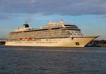 Viking Venus der Reederei Viking Ocean Cruises am Morgen des 06.07.2024 in Warnemünde.