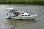 Die Jacht BIANCA, wartet auf dem Albert Kanal im Gebiet der Schleuse Lanaye auf Schleusung. 17.07.2024