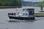 Das Motorboot AUSZEIT, fhrt als letztes Boot aus der Schleuse Lanaye aus, jetzt ist der Weg frei zum Einfahren in die Schleuse. 17.07.2024