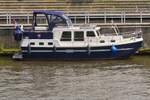 Yacht Mairin, liegt an der Kaimauer beim Kanal in Maastricht.