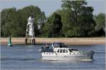 Das Kajütboot SILENE hat auf der Weser das Unterfeuer Hohenzollern zu Tal passiert. 20.05.2018