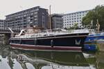 Diese namenlose Jacht liegt im Alten Hafen von Maastricht vor Anker. 19.07.2024