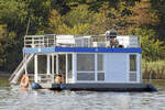 Hausboot auf der Trave unweit Lübeck-Travemünde.