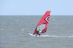 Ein Windsurfer vor Neuharlingersiel am 09.08.24.