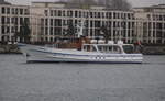 Die 28 m lange Motoryacht Merkur II(Heimathafen Kiel) auf dem Weg zu einer Seebestattung beim Auslaufen in Warnemünde.