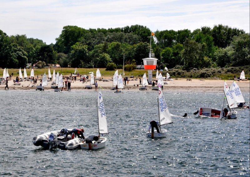  Travemnder Woche.  Das Ende der Optimisten - Regatta. Mann ber Bord! Ein Boot ist gekentert und wird wieder aufgerichtet. Foto am 01.08.09 um 13.37 Uhr 