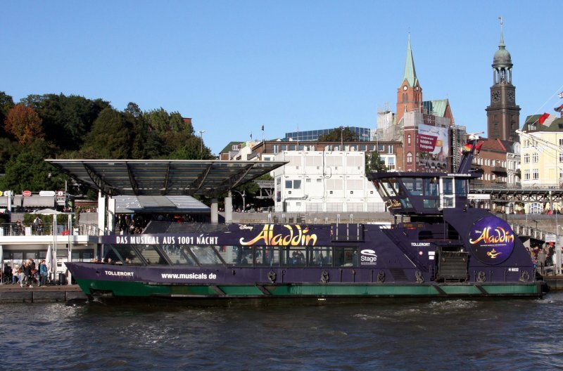 Vor Der Kulisse Des Hamburger Michel Hat Am 11 10 2015 Das Passagierfahrschiff Tollerort Mit Der Werbung Fur Das Musical Aladdin In Schiffbilder De